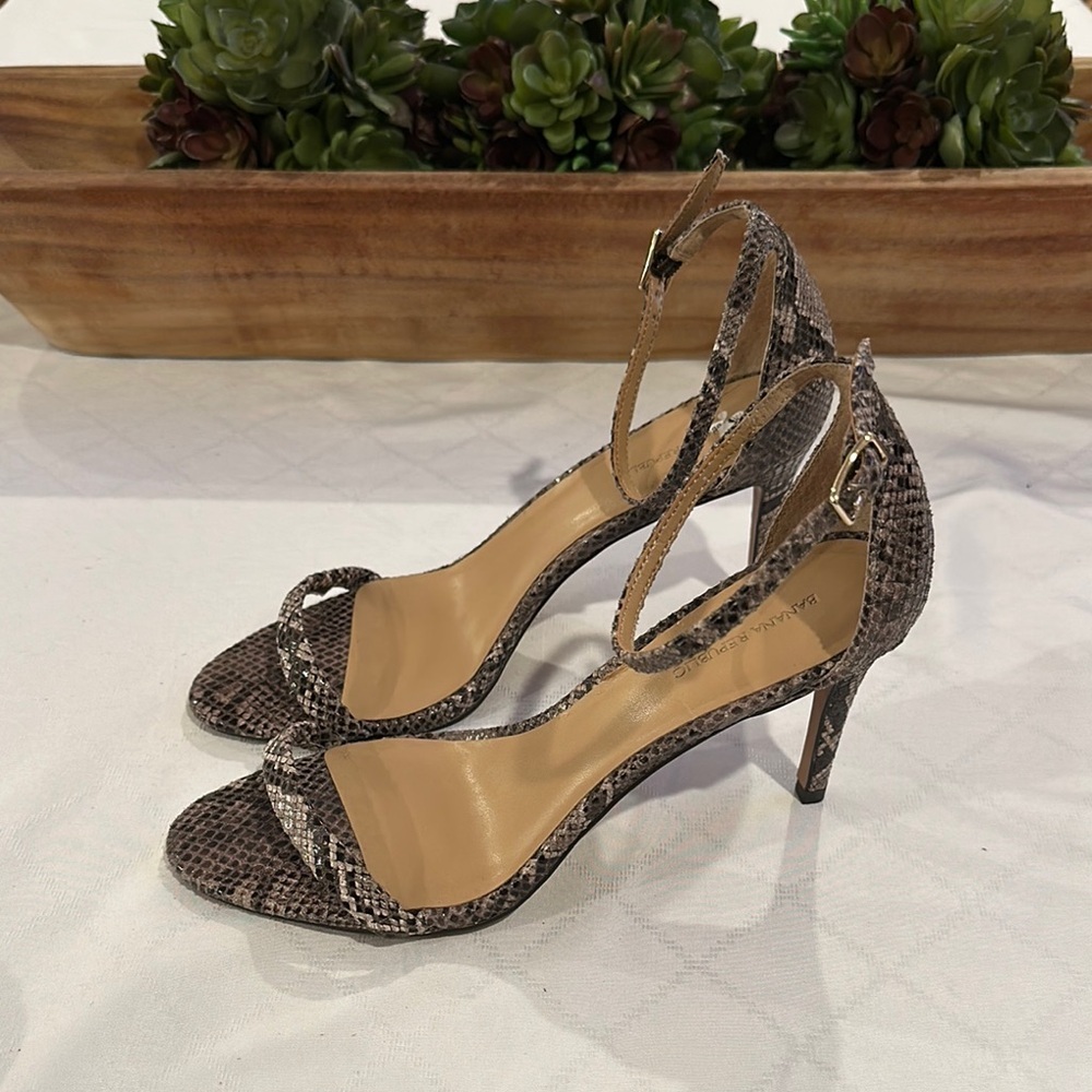 Banana Republic Bare Snakeskin‎ Ankle Strap heeled Sandals Cocktail Heels size 9